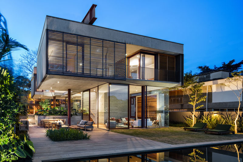 Arquitetura residencial com concreto, vidro e integração ao jardim